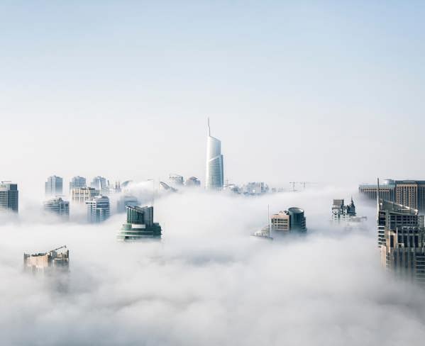 Gebäudestadt im Nebel