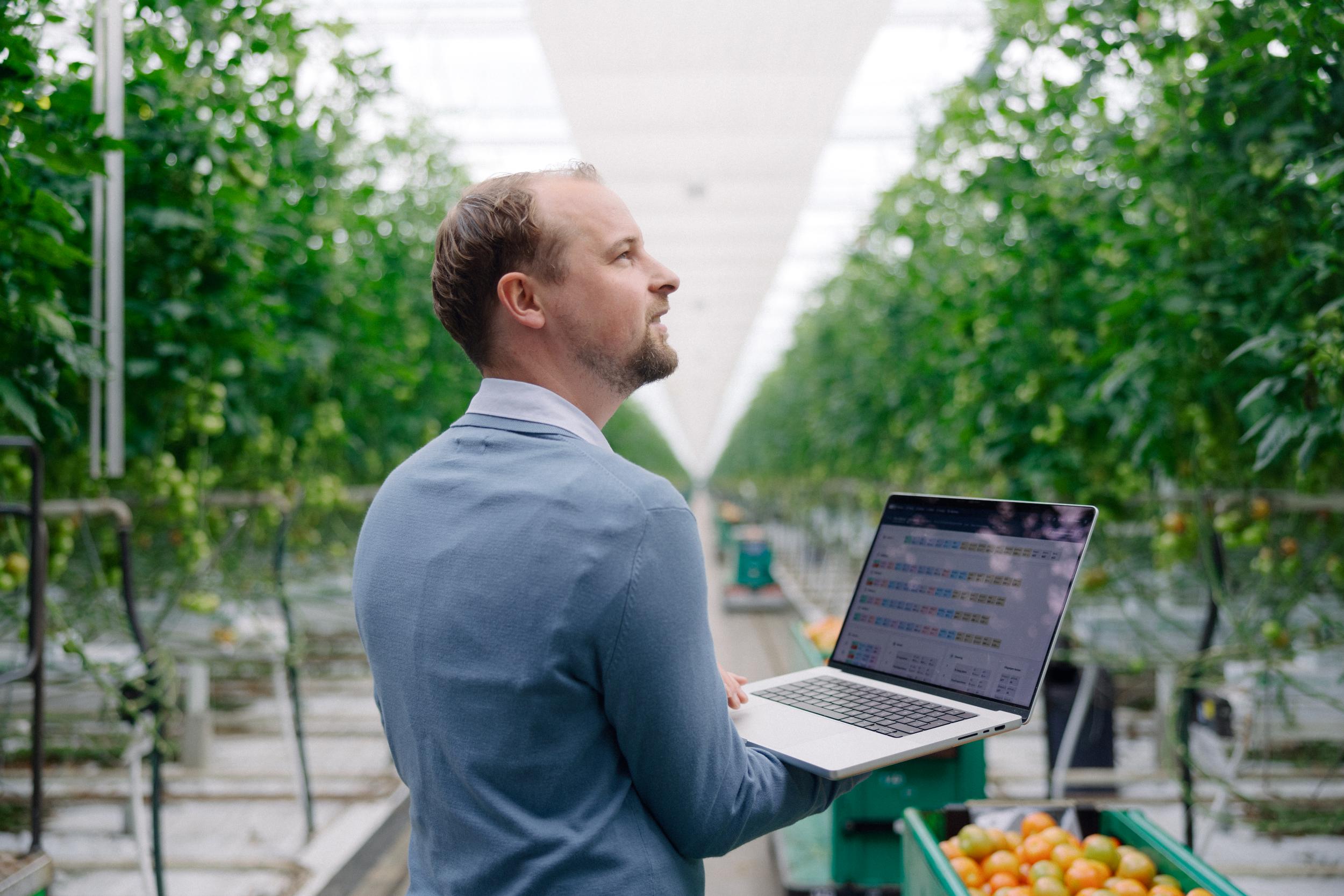 Productor usando Priva One en el invernadero para monitorear el clima, el riego y la energía mediante paneles intuitivos.